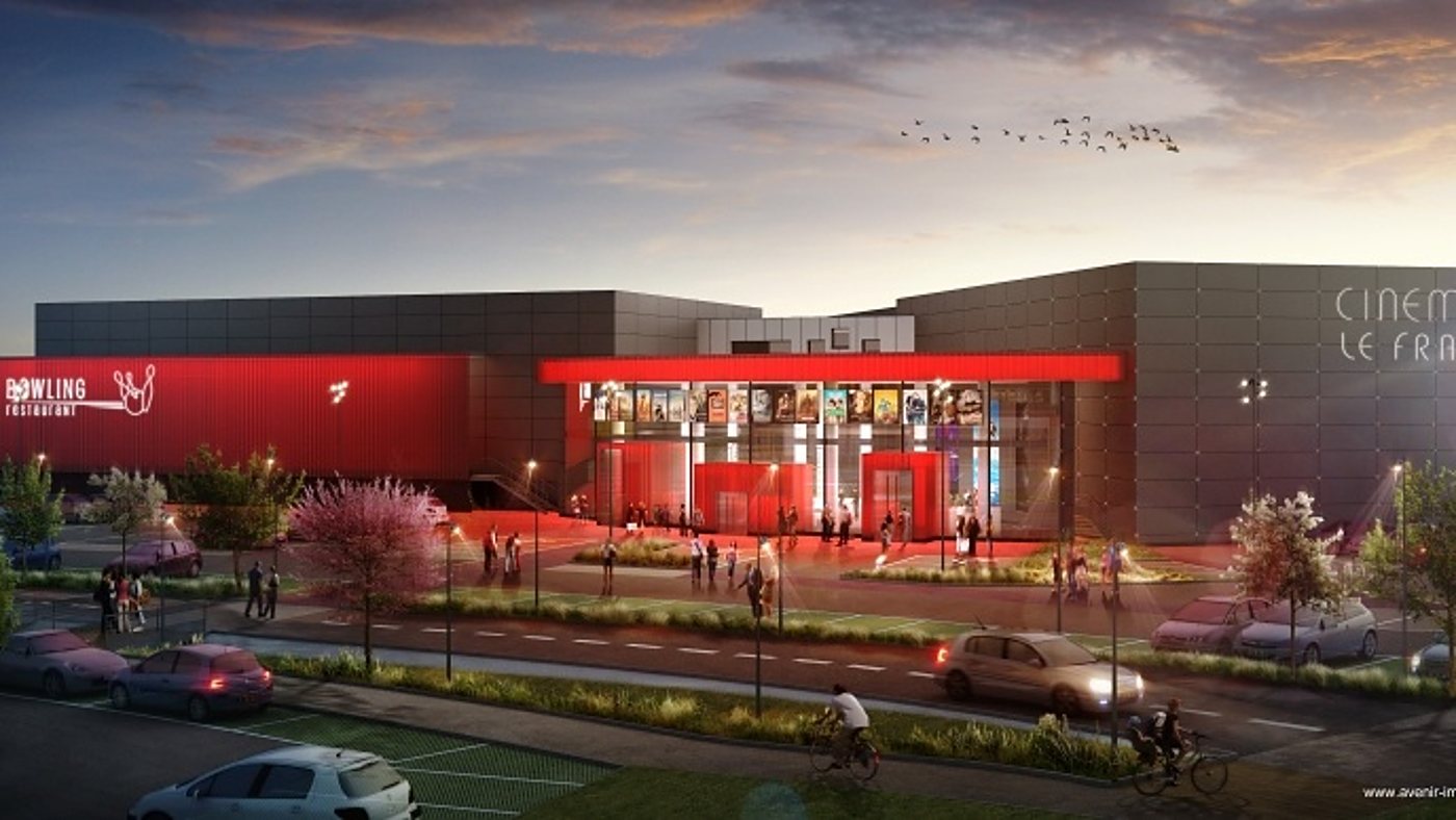 Illustration en 3D d’un grand complexe de loisirs avec bowling et cinéma, façade rouge illuminée au crépuscule, parking et passants au premier plan.