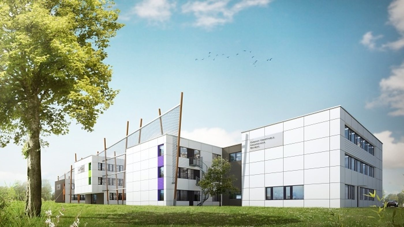 Image de synthèse d’un bâtiment moderne à façades blanches et touches colorées, avec un grand arbre et une pelouse au premier plan sous un ciel bleu.