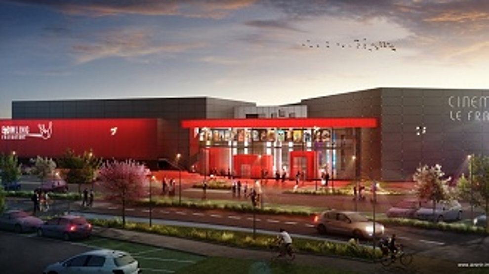 Illustration de nuit d’un complexe cinématographique moderne à la façade rouge illuminée, avec un parking et des passants au premier plan.